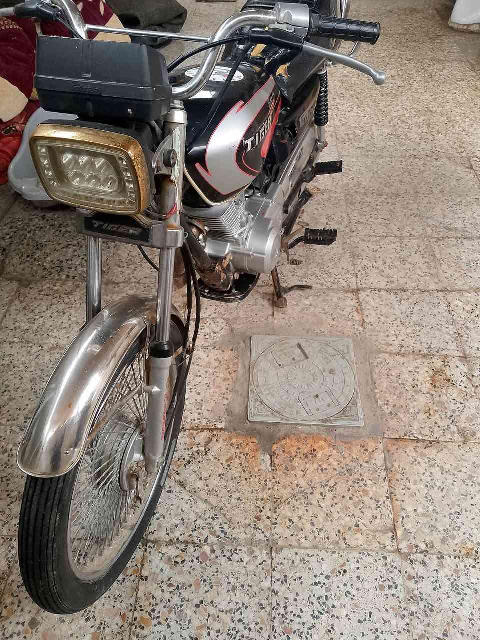 دراجه صيني
موديل 21 أوراق ضايعه مكفوله الدراجه رقم الشاصي والبليته موجودات 
محرك بلاد مامفتوح 
كهربائيات كله شغاله 
العنوان بصره شط العرب قرب الجسر الايطالي 
رقم الهاتف ***********
