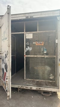 كرفان للبيع الماني الصنع من الداخل كله تغليف هو بالاصل براد حافظه للتو...