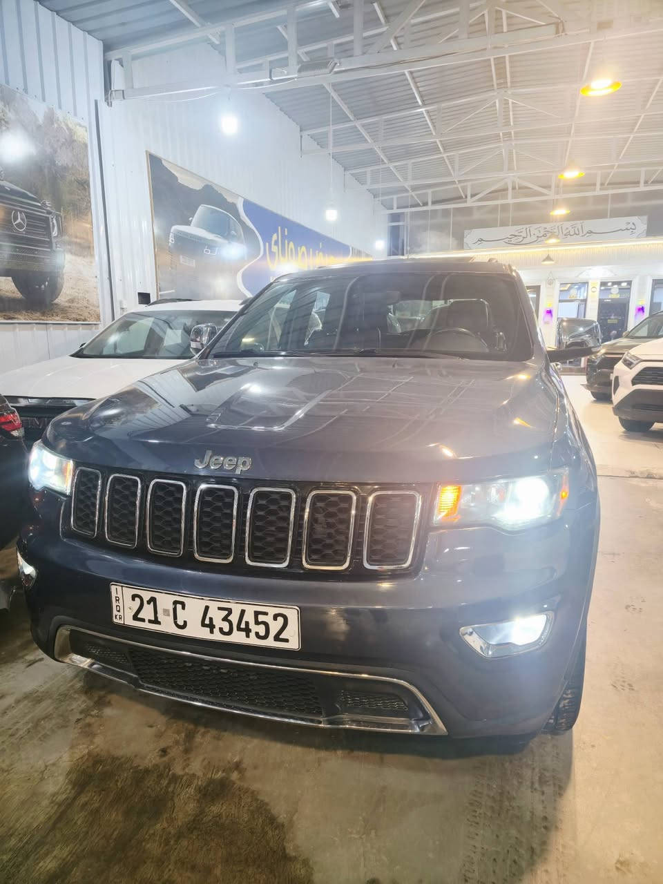 JEEP GRAND CHEROKY LIMTED PLUS  4*4  2021
السعر  280  $
اللون ازرق داكن
|المحرك :  . V6.  3.6L . 
العداد :  الف 56 الف ميل فقط
السياره مرقمه سليمانيه 
المواصفات
كشنات جلد
سقف بانوراما 
السياره دفع رباعي
كشنات هيتر وتبريد
رادار امامي مع مانع تصادم . 
* تحذير الخروج عن المسار . 
* تحذير النقطة عمياء ⚠ .
* نظام تحذير عند التقاطعات.     
* شاشه كبيره لمس كبير
* كاميرا خلفية. 
* المصابيح الأمامية زنون .
* دخول ذكي. 
* تشغيل عن بعد .
* الصندوق الخلفيي كهربائي .
* مقاعد السائق كهربائي .
* حساسات خلفية . 
* مكيف خلفي . 
* مانع تصادم خلفي .
* بلوتوث تلفون . 
* محدد سرعة . 
* نظام التشغيل والاطفاء الاوتوماتيكي 
* ايرباكاتها سليمه 100%
الشواصي والدواخل  مكفوله من الحادث
صبغ جاملغ سايق فقط 
العنوان كركوك
للاستفسار ***********
