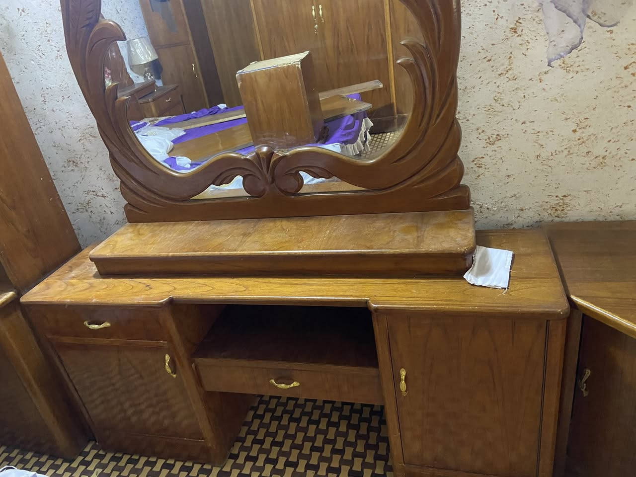 السلام وعليكم غرفه صاج نجاره تكمه سويته  ونظيفه كلشك وكامله  هيه والدوشك  مالته جديد بعده  للبيع السعر مليون 800 مكاني بغدا د متواجد ***********

