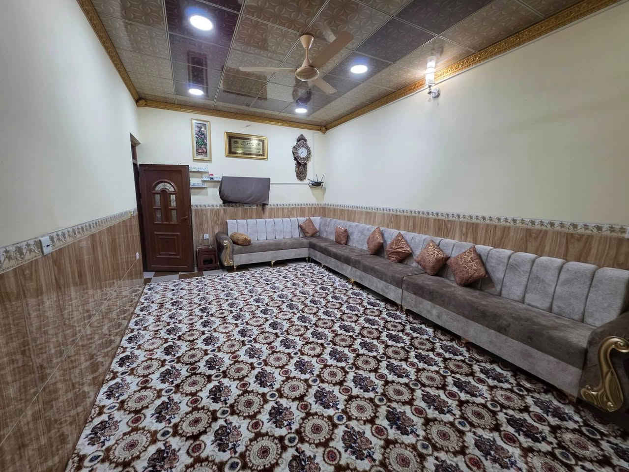 دار زراعي للبيع 150 متر مربع ركن
البيت يحتوي على 
غرفتين نوم 
واستقبال
ومطبخ 
وبيتونة 
البيت كامل سيراميك ما عده الحوش كاشي 
فول سقف ثانوي 
الصحيات ( الحمام داخلي // ولتواليت خارجي )

موقع البيت قرب مجمع كوباني 
سعر البيت 70 وبي مجال 

رقم التلفون/ ***********
