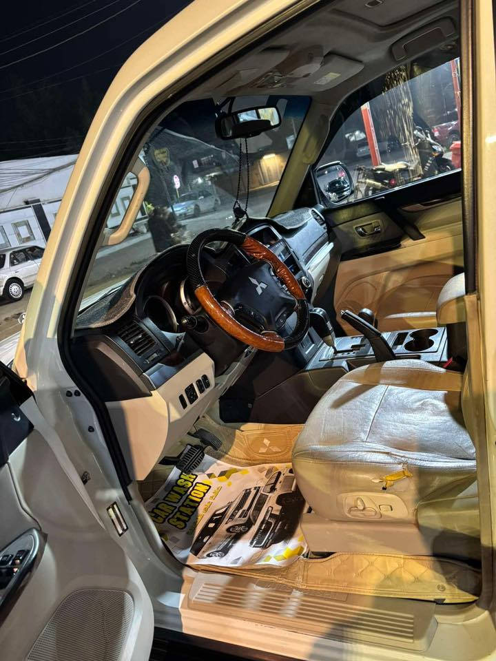 باجيرو ٢٠١٤ حبتور فول 
بيها جاملغ فقط رقم اربيل باسمي 
السعر 160 وبيها مجال 
رقم  الهاتف 
***********
