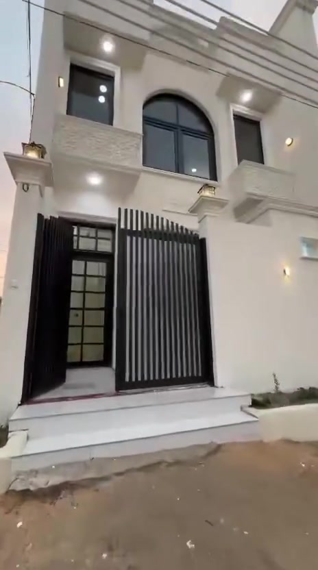 بسم الله ماشاءالله
للبيع 
دارين متجاورات 
يباع كل واحد او اثنينهن 
ركن وبجانب الركن 
رقم العقار 30591 
طابو صرف حي الاطارات 
بجانب مدرسة بطل خيبر 
قرب كلية التربية المفتوحة 
بناء جديد غير مستعمل 
مواصفات البناء …
طابوق جمهوري 
صب مسلح 
تغليف السطح اشتايكر 
ابواب وشبابيك المنيوم 
جام اسود مضلل 
صحيات امل الشريف 
انابيب الماء سمارت تركي 
ارضية وجدران بورسلين هندي 
ديكورات بوردكس وجبسن بورد 
كهربائيات درجة اولى 
الحديد 2 ملم 
خلاطات ابو الضمان ثقيل 
محجرات المنيوم وجام اسود 
ابواب خشب تغليف تركي 
واجهية تطعيم ملكي طراز روماني 
…. 
محتويات كل دار ؟ 
ثلاث غرف نوم مساحة كل غرفة 6*3 
صالة ضيوف 6*3 
مطبخ وصالة مشترك 6*3 
صحيات عدد 3 
منور عدد 1 
… 
الدور جاهزات للسكن بعد الاستلام مباشر 
يكون التعامل والاتفاق مع صاحب الدور ( صاحب السند ) مباشر 
للاستفسار يرجى الاتصال على الارقام التالية 
***********
***********
***********
***********
الحاج كريم الجبوري
