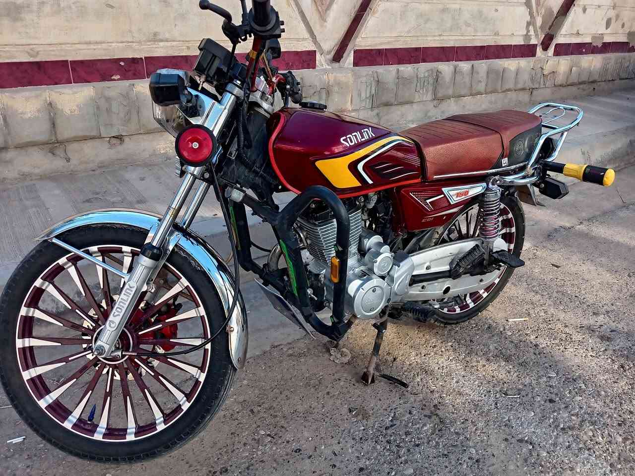السلام عليكم ورحمة الله وبركاته
دراجه إيراني موديل 2024 شكل ال 2025 محرك 1500cc الدراجه بالحقيقه انضف الصوره مكمركه والك حق تمشي بالوصل شبه مسجله سعرها 850 وبيها مجال حك الجيه مكاني رمادي حي الظباط

***********
