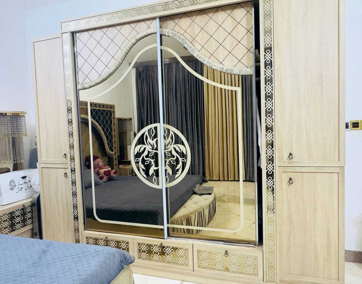 غرفه نوم للبيع
السعر ٩٥٠ 
مكاني حي الشهداء
***********
