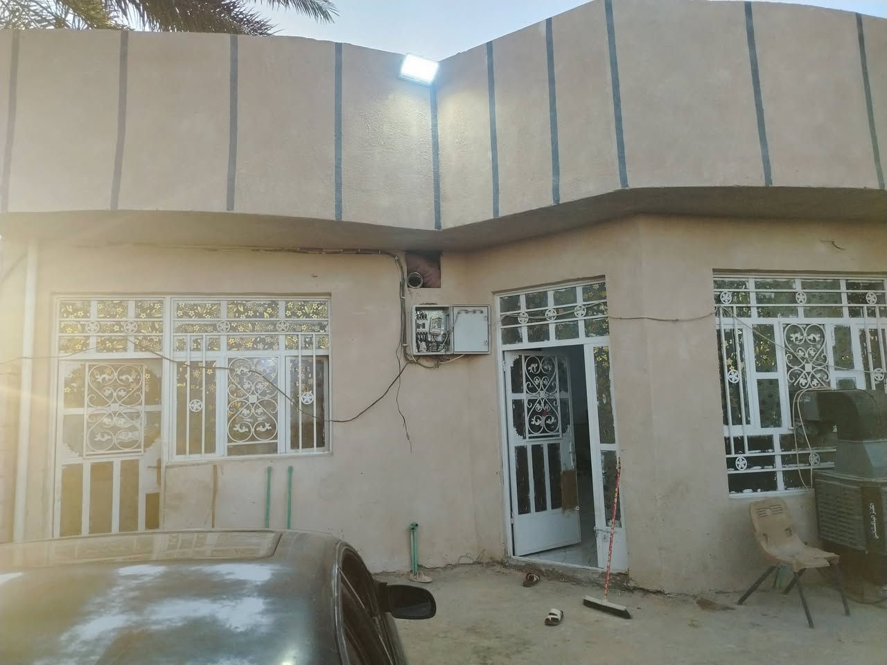 السلام عليكم ورحمة
بيت مساحة 200 متر واجهة 10 أمتار طابو سند 25 يحتوي على غرفتين نوم واستقبال ومطبخ وحمام وصحيات خارجية بناء جديد قبل 3سنوات خدمات كامله ماء وكهرباء ومجاري وتبليط مدارس واسواق العنوان المدائن منطقة الجعاره مقابل المستوصف الصحي السعر 85 قابل للتفاوض.. 
للتواصل *********** مكتب القمه للعقار غير متواجد على الفيس يتوفر واتساب
