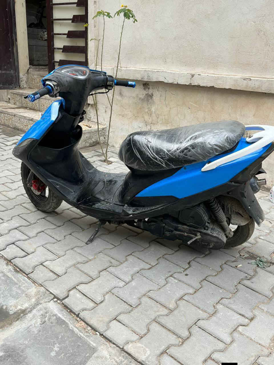 السلام عليكم👋🏻
ماكس عدله سمائي 💙سرعه 120 للبيع
محركها نضيف مابي صوت ولا تبخير 
كهربائيات كلها شغاله
سلف هندر دبل اشاير عالي ناصي البكلايت العداد مال سرعه كله شغال
بيها صالنصه رياضي كاربون فايبر مثل مال تي ماكس
 مابيها اي نقوصات 
نضافتها كدام عينك
فقط كابريتر تعبانه
 سعرها 550 وبيها مجال بسيط مكان بغداد🖤


**إذا كنت صاحب هذا الإعلان وتريد حذفه لأي سبب، رجاءا أرسل رسالة إلى الدعم الفني**