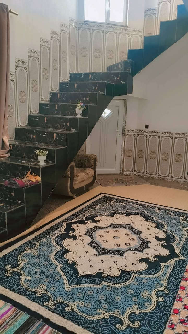 مشتمل للبيع طابق ثاني كامل من كلشي عده الطرمه المساحه 150متر طابو سند تحويل ثاني يوم البيت حديث  الشارع 15متر العنوان حيشهداء يم برج اسيه بضهر المدرسه الصينيه الجديده  الستفسار ***********
