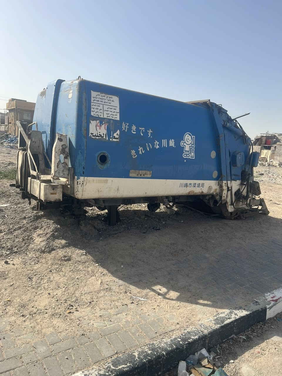 ‏سلام عليكم كبسة مع جهاز الحاويات مع دفعت الهيدروليك ٨ونص سعر ١٣وبيه مجال قليل شرط شغل ***********
