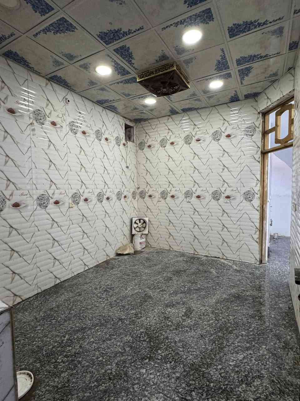 السلام عليكم 
دار للبيع المسافة 100 متر مربع 
التفاصيل / كما في الصور والفيديو 
الطابق الارضي ( غرفة نوم + صالة + استقبال + مطبخ + وصحيات خارجية وداخلية ) 
الطابق الاول ( غرفة عدد 2 + صالة كبيرة + مجمع صحيات ) 
الطابق الاول ناقص فقط ارضية 
السطح شتايكر كامل 
علماً ان البيت غير مسكون وجهاز للتسليم المباشر 
العنوان / نهاية شارع ميثم التمار ( شارع اسواق ام القرى ) 
الشارع تبليط جديد بالكامل مكتمل من ناحية الخدمات ماء وكهرباء 
البيت طابو زراعي سند 25 
السعر 95 مليون 
للاستفسار اكثر الاتصال على الرقم / ***********
