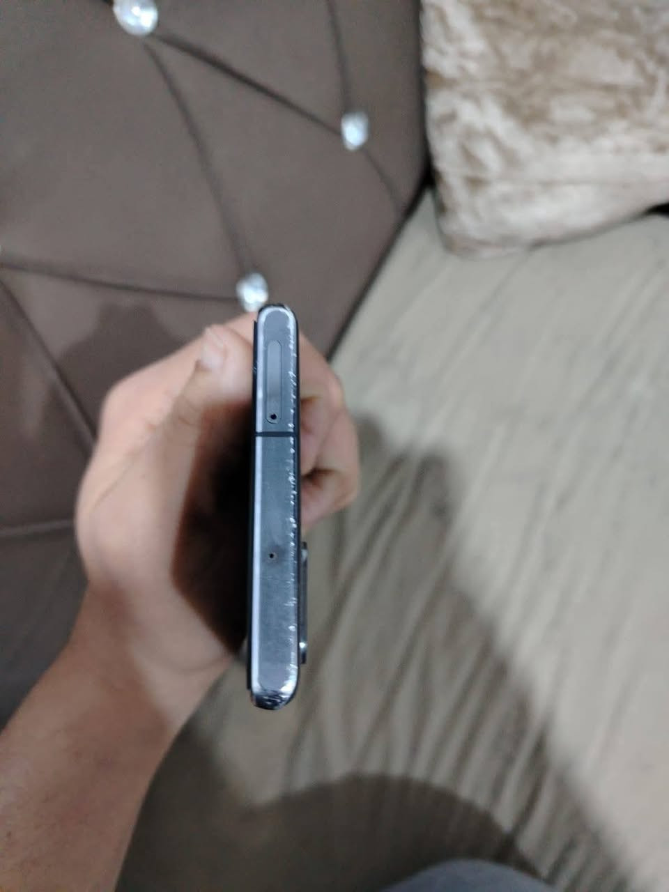 *********** سعر ١٨٥
سامسونج نوت 20 5g  ذاكرة 128 شاشة بيها دوت (نقطة سودة من فوك ومن جوا) مأشر علين باللون الاحمر وبي طبع صارله سنتين عندي ما وكفت شاشة شرط فحص سلاستها فوووول هاي نظافة شاصي ٨٠ بالمية بي خدوش خفيفه كاميرا تخبل بتصوير
