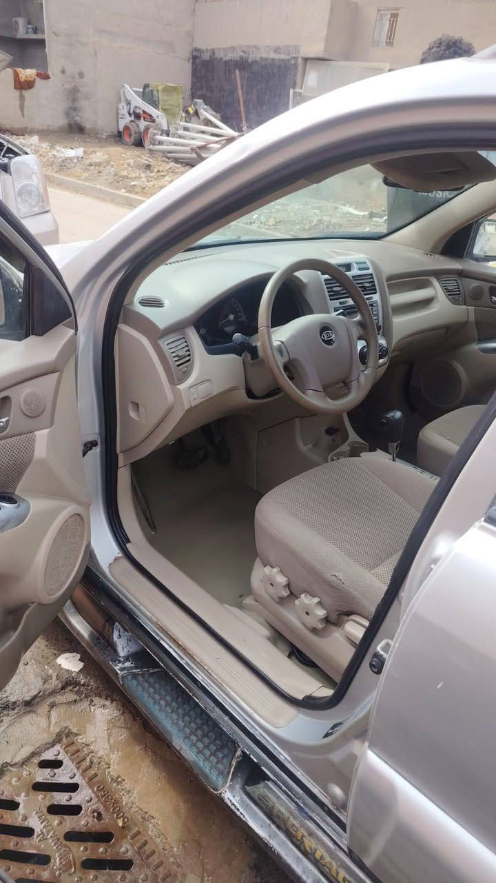 السلام عليكم سيارة كيا سبورتج موديل 2008 مكفولة من اي ضربة او تبديل محرك كير تبريد  صدر تخم تاير كهربائيات كلها تعمل وبشكل طبيعي فقط بعض الخدوش محرك 2000  بسمي تحويل مباشر السعر 95 ورقة رقم الموبايل ***********  بغداد الشعب سبع قصور
