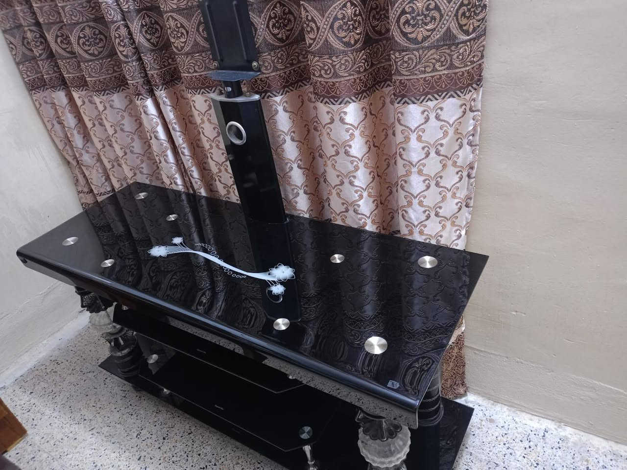 السلام عليكم متاح ميز بلزمه طول متر و20سنتيم جديد ونضيف حيل السعر 40وبي مجال مكاني حمام العلي ***********
