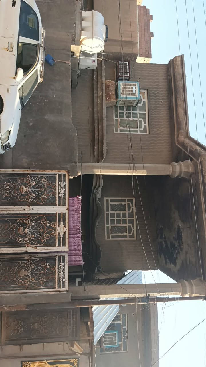 السلام عليكم
بيت للبيع مساحه 200 متر 10×20 طابو صرف تحويل مباشر ..طابقين معزول بدرج خارجي يعني نكدر نگول مشتملات عدد ثنين  أو بيت واحد..

الموقع الشارع الي يربط المهندسين بلعسكري
قرب اسواق جكليته موقع جيد جدا ..... 📍💯
البيت خدماته كامله مي وكهرباء ومجاري للبزل فول 100٪100.....
بناء البيت سنه 2010و 2011
البيت يتكون من 
الطابق الاول📍 .. استقبال. مطبخ . هول . غرفتين . صحيات .طارمه . گراچ .حديقه. صحيات خارجيه..
الطابق الثاني📍.. استقبال. هول . غرفه نوم واحده كبيره.
مجمع صحيات .درجه خارجي..
وسطح نظيف جدا..

البيت جدا جدا نظيف وموقعه كُلش حلو وراقي..

السعر المراسله على الخاص او الاتصال على الرقم 📍📍
للاستفسار اكثر المراسله على الخاص وشكراً
او الاتصال على الرقم 
***********..
