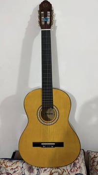 جيتار كلاسك استعمال شهر واحد جديد بعدة وياه ريشة وجنطة السعر 60 وبيه م...