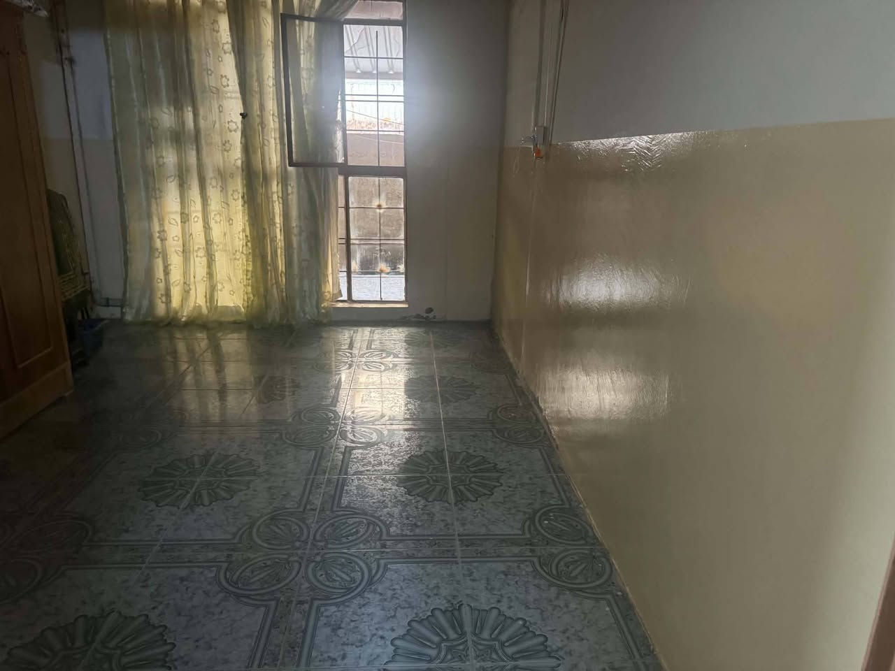 شقة ارضية للبيع 

 منطقة البناء الجاهز 
   تتكون من 3 غرف وهول واستقبال ومطبخ وصحيات  + حدايق عدد 2  المساحة 170متر ملك صرف للاستفسار ***********
