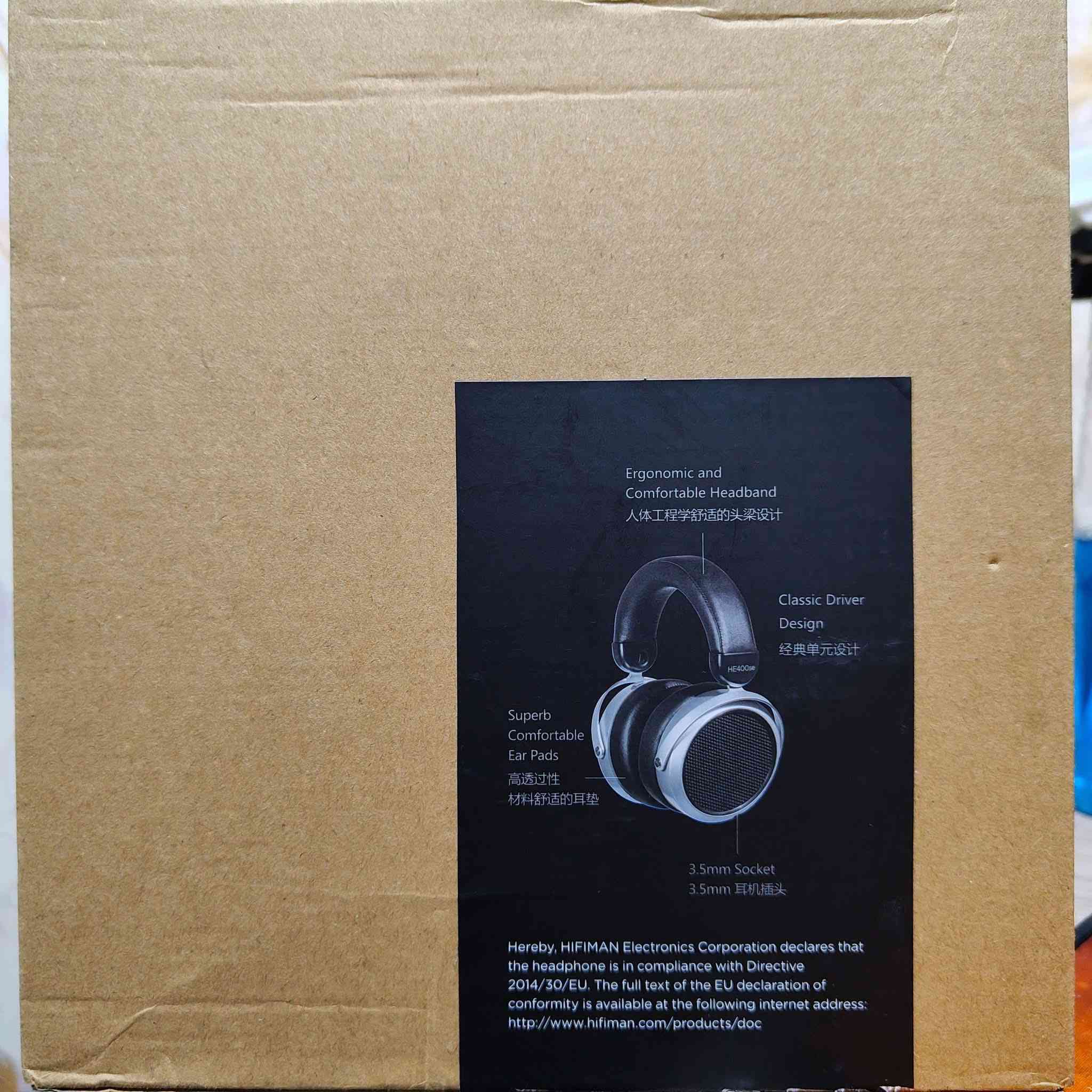 HiFiMAN HE400se
✅  المميزات

✔️ جودة صوت احترافية

✔️ ممتازة للتحليل والمونتاج

✔️ سعرها قوي مقابل الأداء

✔️ محبوبة بين عشاق الصوتيات

سماعة احترافية مفتوحة الظهر (Open-Back) من فئة Planar Magnetic، وهي من أشهر السماعات في عالم الصوتيات مقابل السعر.

🔊 نوع الدرايفر (أهم نقطة)

Planar Magnetic Driver

هذا النوع يعطي:

دقة عالية جدًا

فصل ممتاز بين الأصوات

استجابة نظيفة بدون تشويه حتى مع رفع الصوت

🎶 جودة الصوت (Sound Signature)

الصوت متوازن (Neutral / Slightly Bright)

🎵 Bass: نظيف ودقيق (ليس ثقيلًا، لكنه احترافي)

🎼 Midrange: ممتاز للأصوات البشرية (فويس أوفر، غناء)

🔔 Treble: واضح ومشرق بدون إزعاج

مثالية لمن يريد سماع الصوت كما هو بدون تلوين.

🎧 التصميم والراحة

تصميم مفتوح الظهر

إحساس مسرح صوت واسع

غير مناسبة للأماكن المزدحمة (تسرّب صوت)

مريحة للاستخدام الطويل

وزن متوسط ومتوازن

الخامات :
هيكل معدني

وسادات قماشية قابلة للتغيير

كابل قابل للفصل (ميزة ممتازة)

📦 محتويات العلبة :

السماعة
كابل

محول 3.5mm إلى 6.3mm

علبة HiFiMAN الأصلية

ماركته معروفه سعرها 125


**إذا كنت صاحب هذا الإعلان وتريد حذفه لأي سبب، رجاءا أرسل رسالة إلى الدعم الفني**