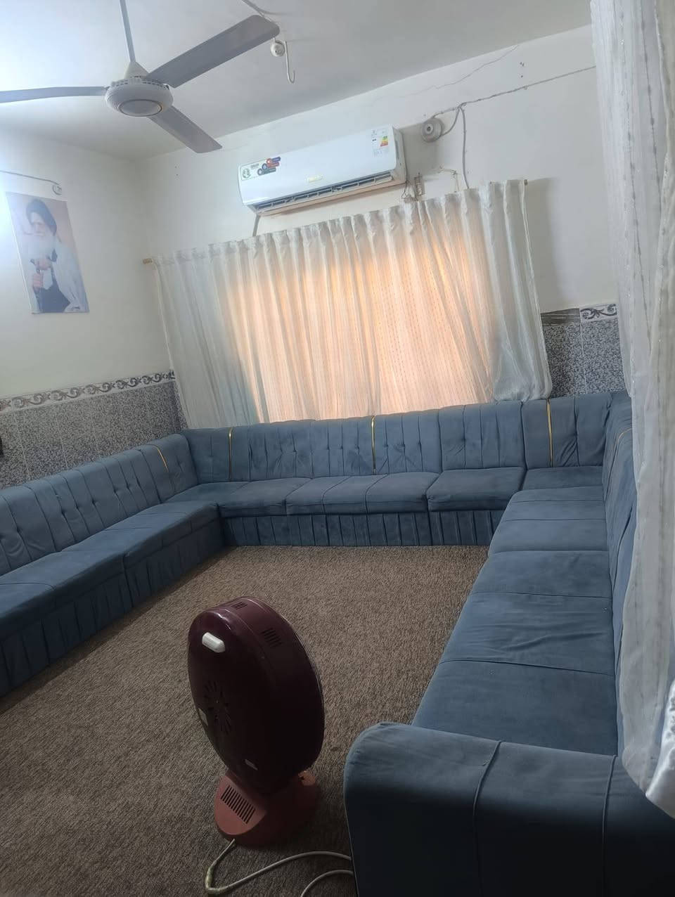 سلام عليكم متوفر بيت للايجار 200متر طابقين يتكون البيت من 3 غرف وصاله ومطبخ واستقبال وصحيات  نظيف جدا موقعه جدا مميز بحي الزهراء خلف الشارع العام مباشرة يطل على 3 شوارع سعر الايجار 500 قفل  للاستفسار ع الرقم ***********
