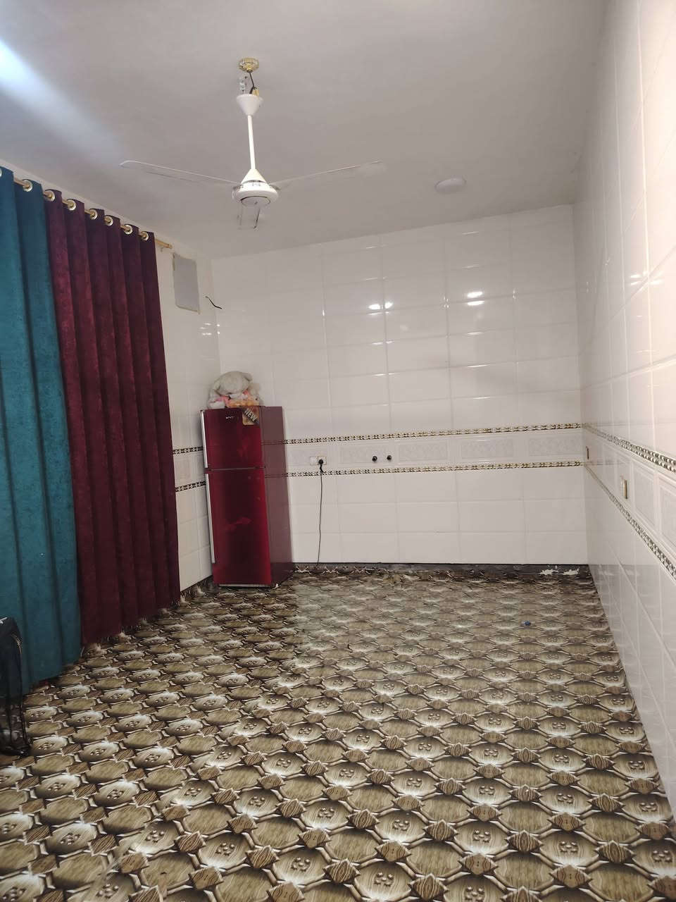 دار للبيع مع قطعة أرض مجاوره للبيت مساحتها 600م 
بيت بناء حديث طابوك سقف عكاده مكون من غرفتين وصاله ومطبخ واستقبال وصحيات داخليه
مساحة البناء 180م
موقع الدار في شارع السياحي منطقة المزيديه مقابيل شارع مدرسة الابطال يبعد عن الشارع العام 100م
للاستفسار الاتصال على الرقم ***********
