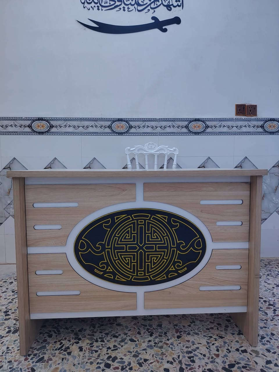 ميز مكتبي 3 مجرات استعمال قليل القياس (40×30 ) معرض خشب عراقي 5 رفوف القياس (125×120)
المكان : بابل ـ القاسم 
***********

