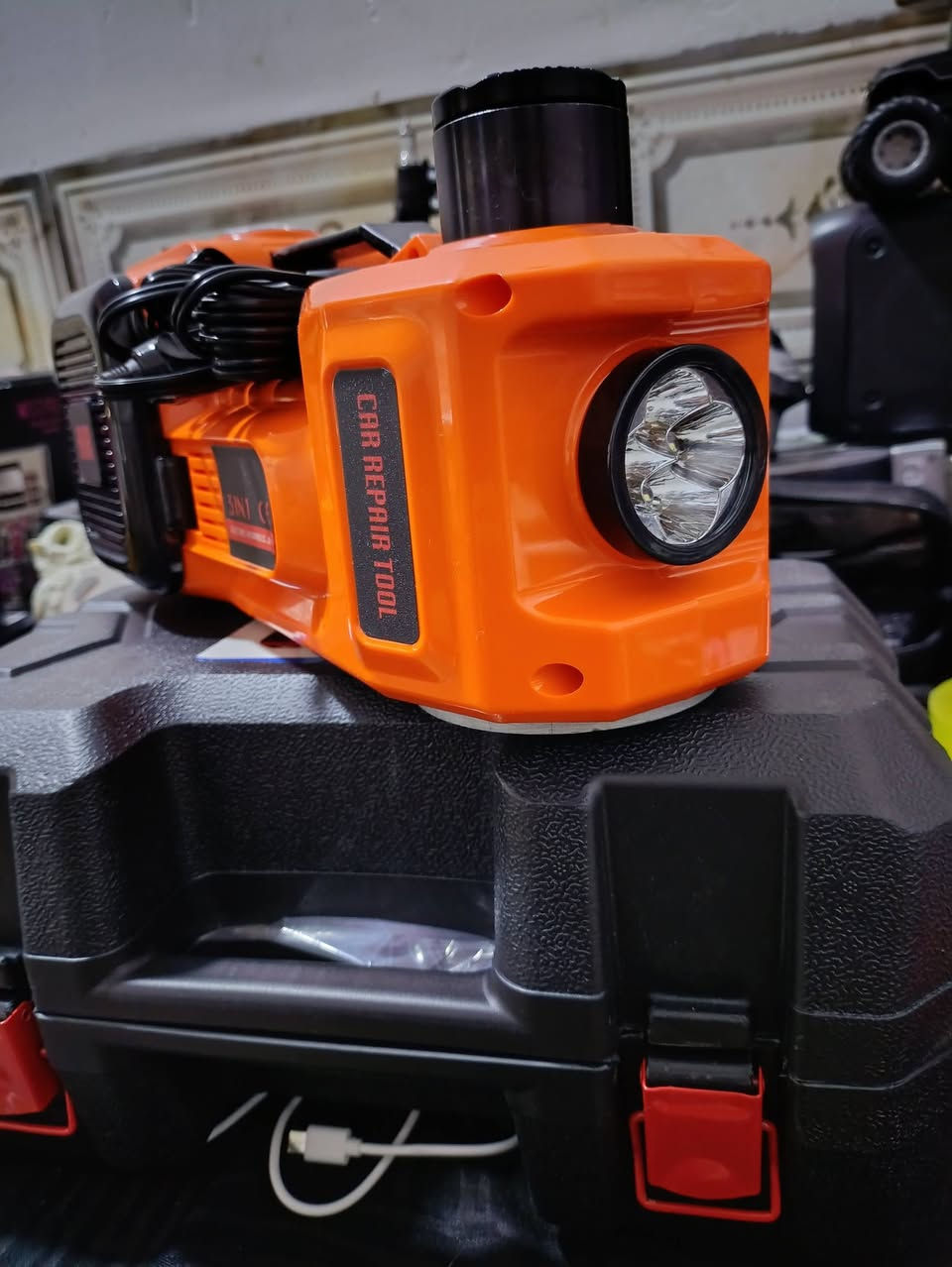 السلام عليكم  رمضان كريم 
جك 3IN1
 تعمل بجهد 12 فولت، بقدرة رفع قصوى تصل إلى 5 طن، ونطاق ارتفاع من 155 مم إلى 450 مم. 
مضخة الهواء: تعمل بجهد 12 فولت، وتصل إلى ضغط أقصى 150 PSI بمعدل تدفق 35 لتر/دقيقة.
الوزن: يبلغ الوزن الإجمالي للجهاز 4.85 كجم.
الإضافات: تشتمل المجموعة عادةً على مفتاح ربط كهربائي وضوء LED مدمج لسهولة الاستخدام في حالات الطوارئ.
السعر 125
الاستفسار الاتصال على الرقم *********** 
DC 12V
