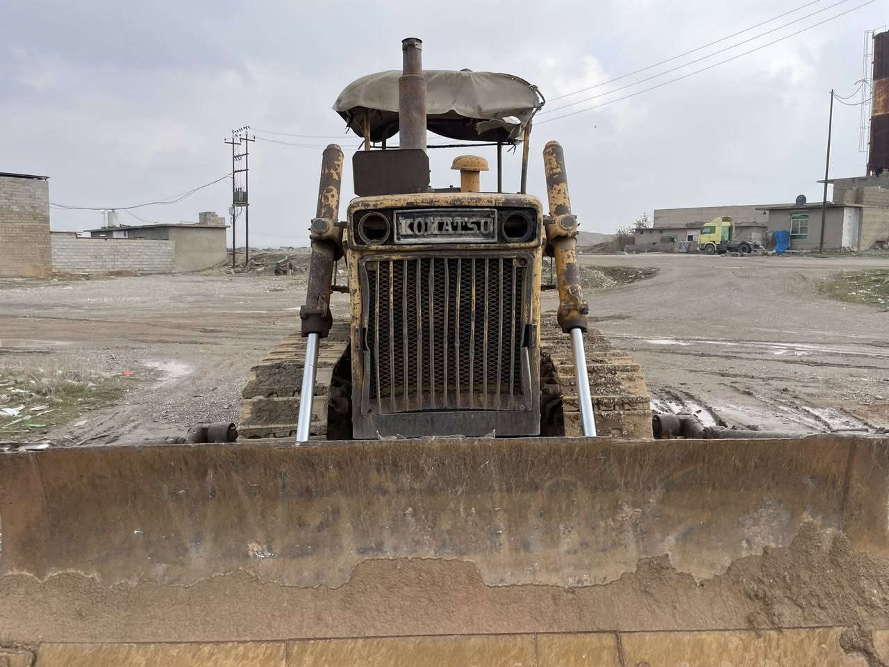 سلام  عليكم بلدوزرحجم 65كوماتسو للبيع موديل 1981بلادي بدون صبغ محرك وكير ابشرط مكفولة بدون نواقص راديتر وسلف جديد شادها بلدوزر بيها كتاب مزايده بأسم ألوالد سعر 20مليون وبيها مجال العنوان كركوك ***********
