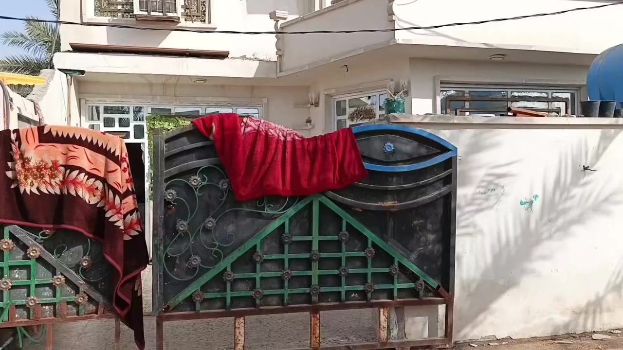 السلام عليكم بيت للبيع مساحه ( 180 متر   ) صاله مساحه(  10*5.50) 
ستقبال مساحه(6*4) مطبخ مساحه(4.50*4) 
غرف نوم 1 مساحه(4*5) غرفة نوم 2 مساحه (4*5) نوع العقار طابو صرف اسهم  مساحة البيت الكليه (180) البيت طابقين كما موضح بالفيديو الطابق الثاني كامل يحتوي على غرفتين وصاله وحمام عنوانه جسر ديالى منطقة الكرغوليه شارع البزل مقابيل اسواق الهدى البيت قرب معمل ابو احمد للنافورات سعر 95 بي مجال بسيط خدمات ماء خطين + كهرباء خطين 
للاستفسار :***********
***********
