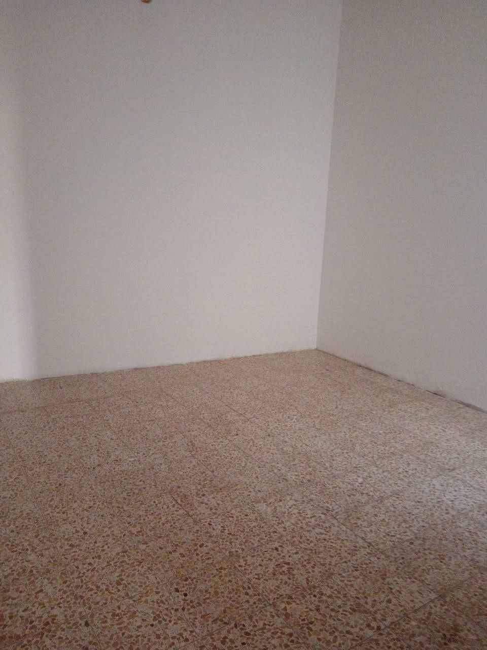 السلام عليكم بيت ١٠٠ متر #للايجار
غرفه وصاله استقبال مطبخ وتخاريج معزوله تانكي واير مولده بي
نجف شارع الحولي مقابل مدرسة كميل الاهليه ٥٠ متر عن الشارع العام قرب وزارة الشباب ٣٠٠ الف الإيجار
***********
