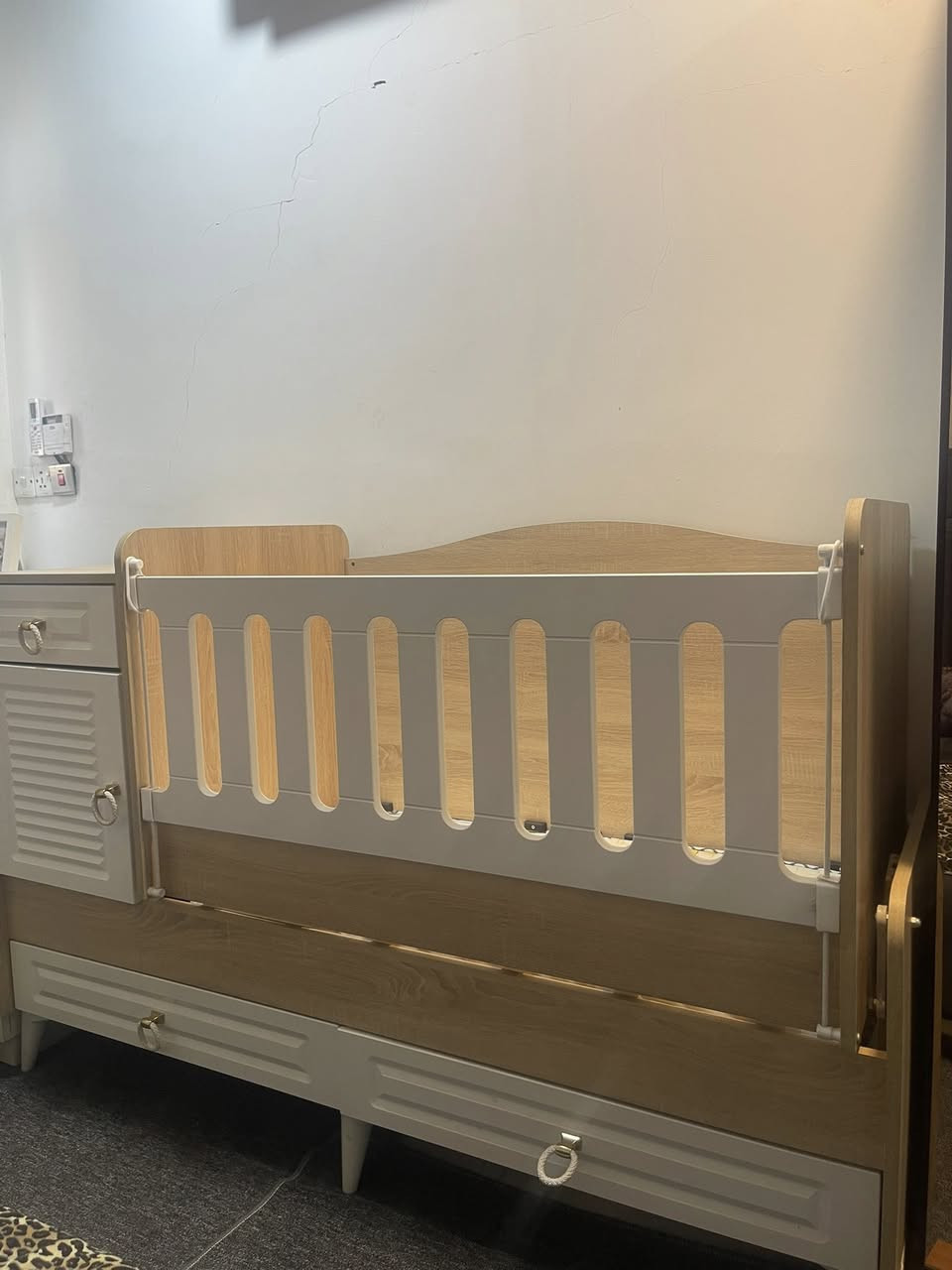 سرير هزاز وتكدرون تشيلون الهزاز موجود تحت الهزاز سرير اكبر ثابت لعمر ال ٥ سنوات
للبيع رقم تلفون ***********
مشتري ب ٤٥٠ 
من براند جيكو 
جديد ممستعمل بس كم مره 
رايده ب ٢٠٠
