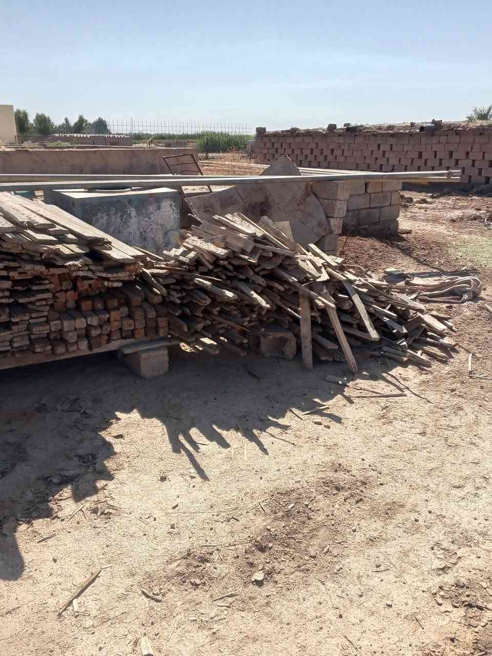 قالب للبيع ينجر.200متر.سطح رباط تقريبا 16مكعب لوحة 25روسي حشب مشتغل مرة.وحدة.بعدة.جديد او بي ما مشتغل ولا شغلة  الاستفسار.***********
