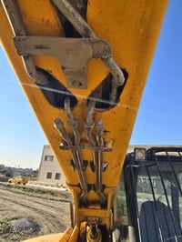 رافعه جي سي بي مقفوله ما مفتوح برقي بيه                           0770...