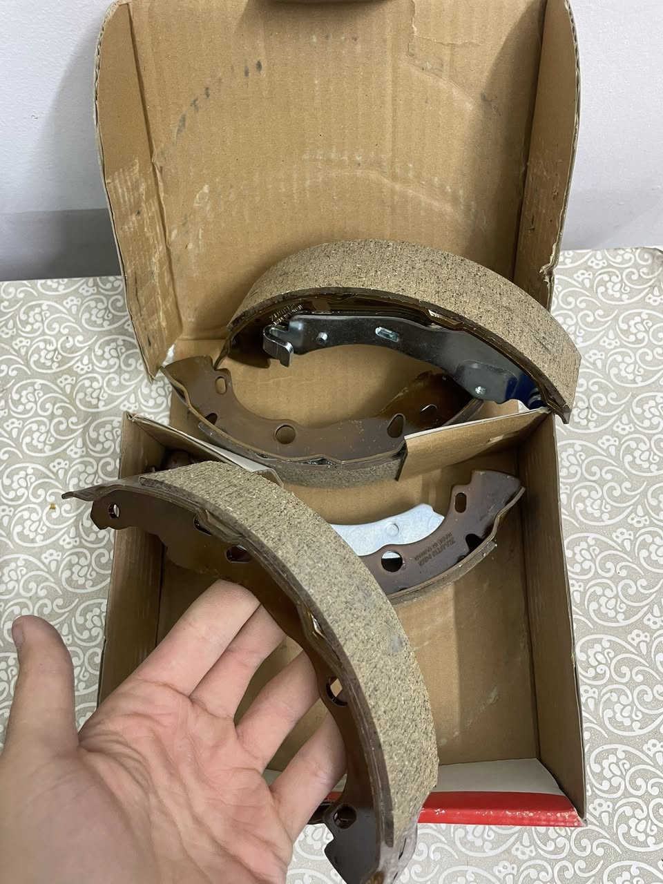 السلام عليكم يتوفر 

- بانزات 
- لايت اصفر تفصيخ اصلي 
- زنون ابيض 

***********
