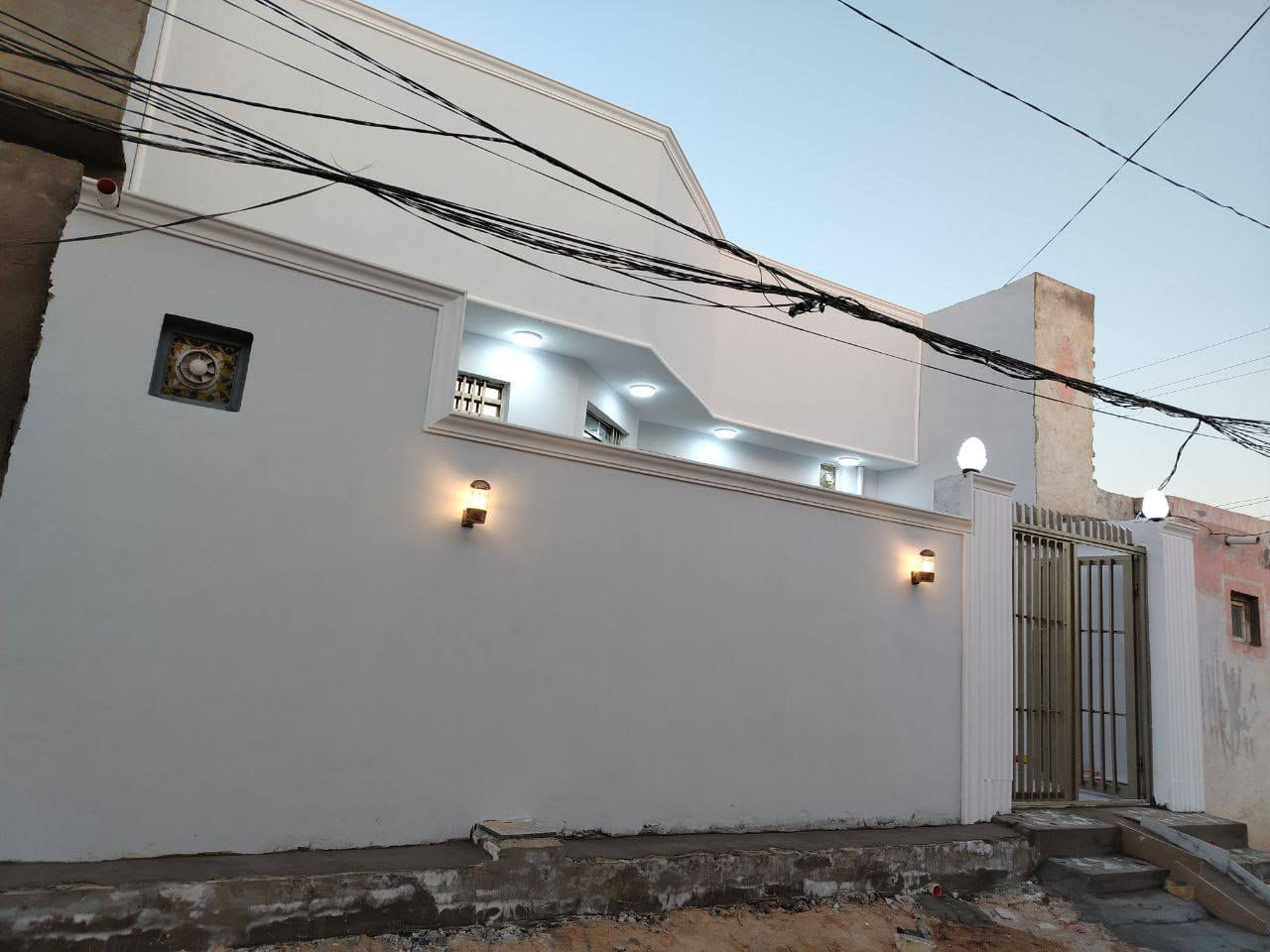 دار للبيع مساحه 150م الاساس صب البناء طابوك السقف صب عرفتين وصاله وستقبال ومطبخ وصحيات داخليه وخارجيه ومنور عدد 2شارع المطار القديم يم المولد السعر 55وبي مجال للشراي الاستفسار على الرقم ***********
