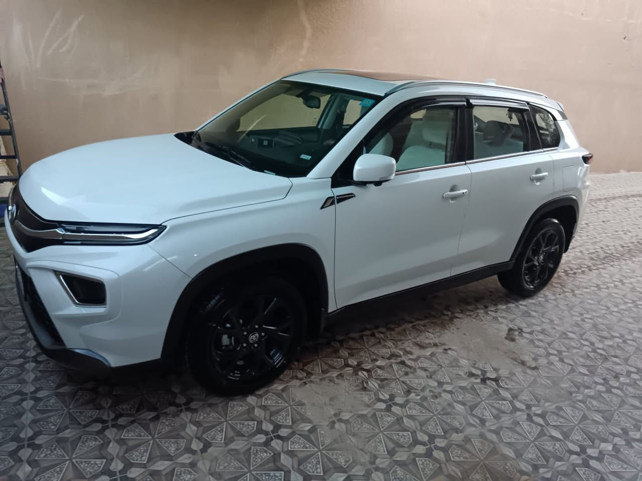 للبيع فقط  تويوتا اوربان كروز موديل 2025 شركة ساز  مرقمة بغداد وبأسمنا السيارة بعدها بالضمان مكفولة من كل شي ماشية 1500 بعدها زيرو فووووووووول مواصفات اعلى فئة 1/1 مواصفات كثيرة جداً السعر 170 وبيها مجال قليل للتواصل 
***********
