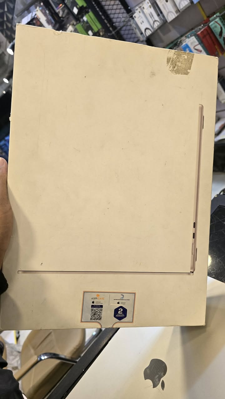 ماك بوك اير  M3
شاشه مثل ما واضح بصورة 
مقاس 15
هارد 512 
رام 8 
الشراي يتصل ع هذا رقم *********** 
⛔️السعر 500 الف
