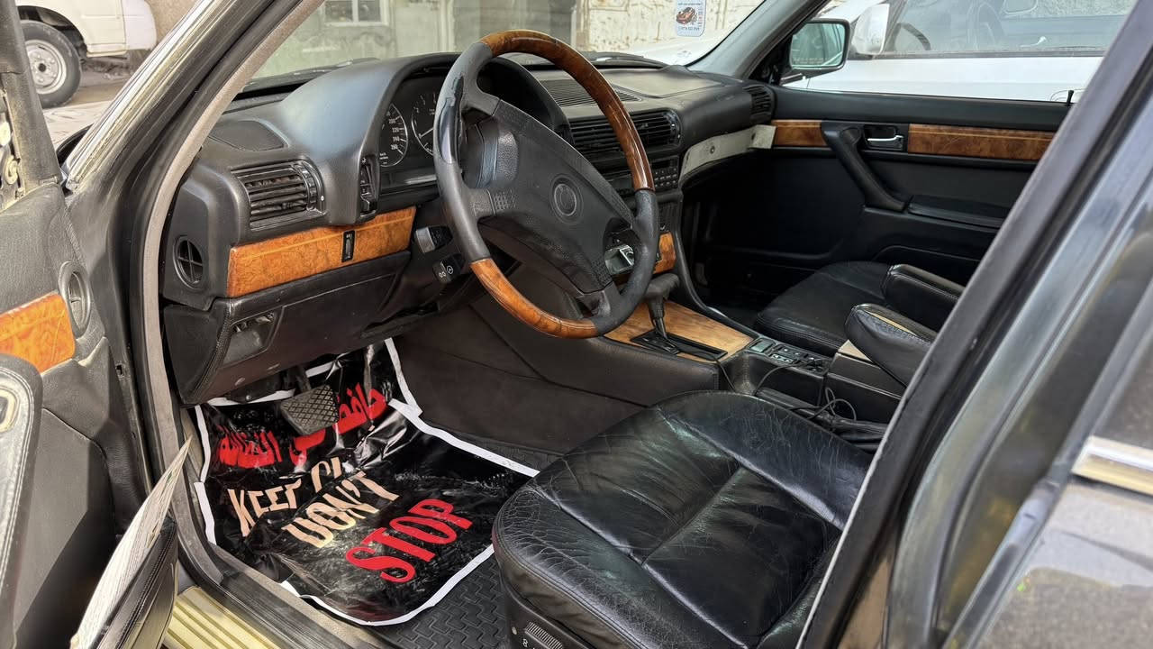 السلام عليكم حبايب
740 
1993 
خمس بردات 
دبل جام
جنطة شفط 
شفت ستيرن كهرباء 
مري قلاب 
حساس امامي خلفي شغال
مانع انزلاق شغال  
سيارة اخذته بيه جراد وصبغته على ايدي جديدة بمعنى الكلمة لا خياس لا ضربة
رايده ب ٩٠ 
***********
