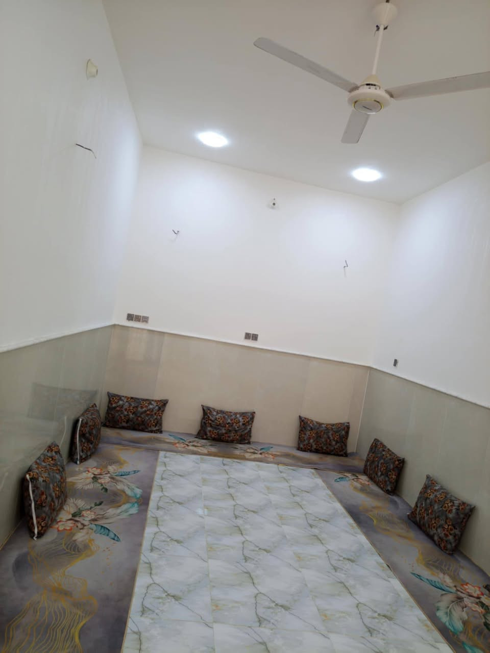 السلام عليكم دار للبيع مساحه 125 طابو زراعي سند 25 بناء حديث قرب سيطرة الالبان اول فرع خدمات كامله الشراي يتصل
***********
***********
