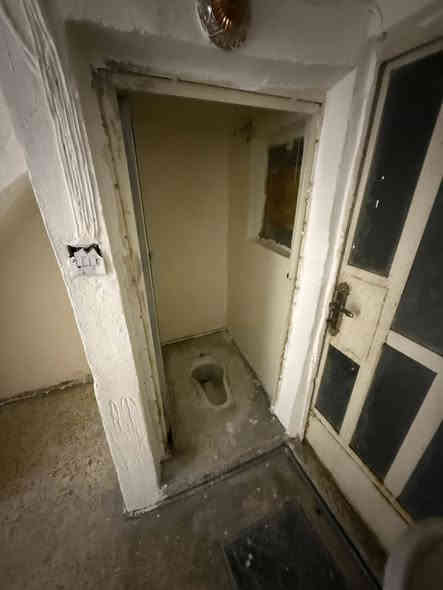 السلام عليكم 
مشتمل الايجار 
محتوياتة / طرمة صغيرة + صالة + مطبخ + ملحقات منفصلة 
غرفة نوم طابق اول + غرفة نوم طابق ثاني 
الموقع تقاطع العيادة نهاية الشارع بتجاه شارع الدور العريض 
الايجار 400 قفل 

للستفسار ***********
