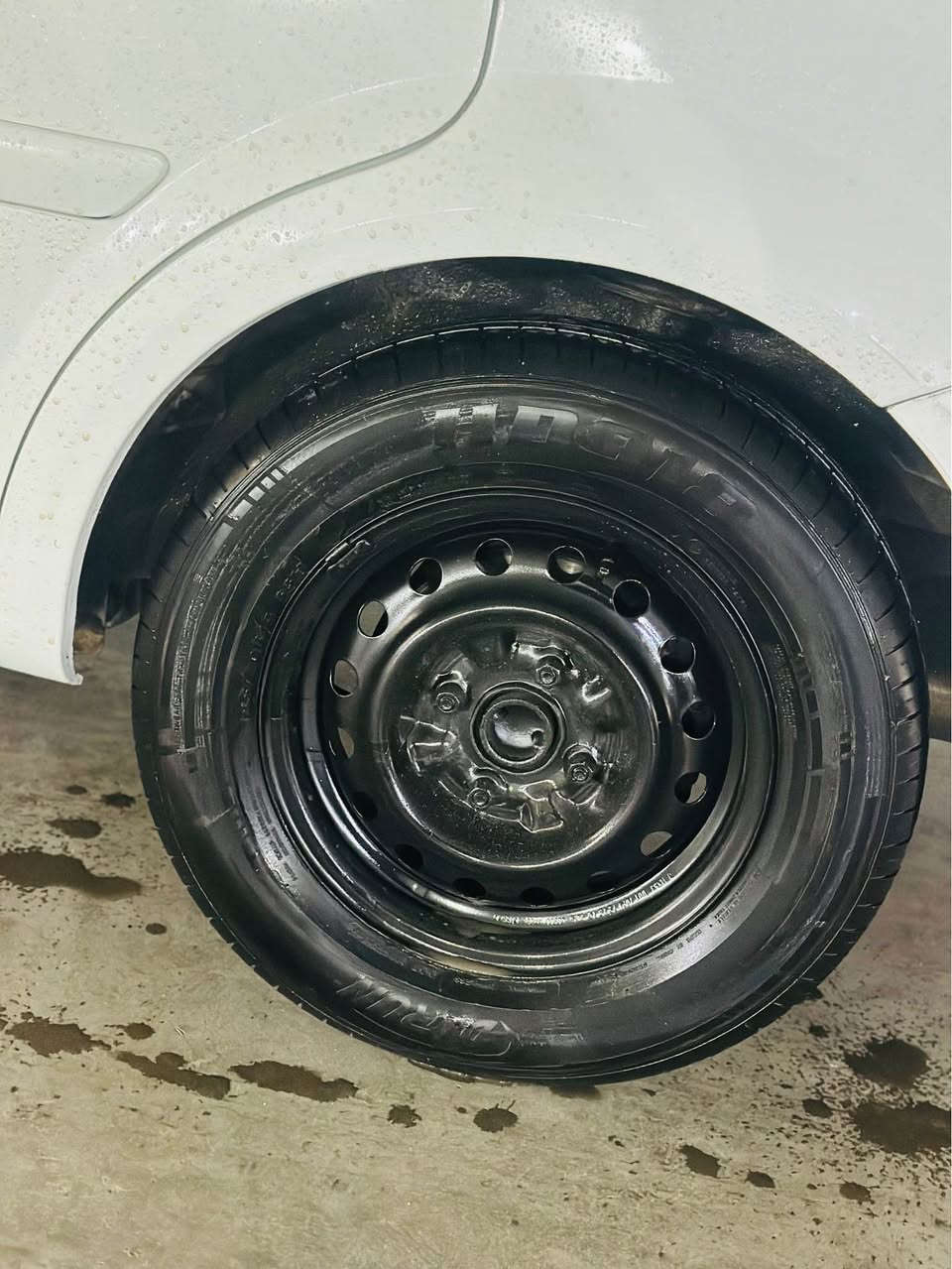 شۆفلیت ئۆپترا مۆدیلی 2010
سەیارەکە بێ سبوخە دوو پەلە ساردی هەیە وە تەزەیەکی وردی هەیە ماباقی هیچی تر نیە
سەیارەکە چوار تایە ویلی تازی لەسەرە 
سەیارە سەنەوی نوێیە هەتا 
گێرو مەکینە بەشەرت وە مەکەینە تەنها قەپاخی کراوەتەوە 
سحری 76$وەرەقە و مەجالی کەم
ژمارە تەلەفۆن ***********
شوێن سۆران 
پێشانگای شێروان سوران, أربيل
