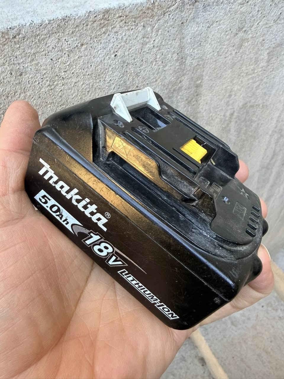 سلام عليكم ، ماكتا أصلي أخو الجديد نسبة النظافة ٪؜٩٠ وفوق . بدون بطارية ١١٠ دولار 
مع البطارية ١٧٠ دولار خمس امبير
***********
