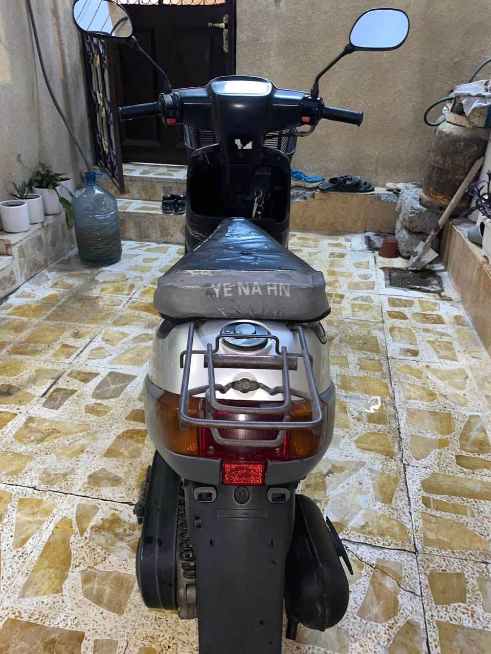 #ماطور_بوتين للبيع
-قبر هندر مفتوح بس مبدل قايش فقط فقط 
-بس فطر الدرع يم الشاصي (كما موضح بلصورة)
-اللايت و الاشارات شغاله شرط
-السلف شغال شرط من اول مرة
-الدراجة #غير_مرقمه 
-السعر 400 الف و بيه مجال للشراي 
للأستفسار الاتصال على الرقم التالي:-
*********** و بيه واتساب أيضاً
