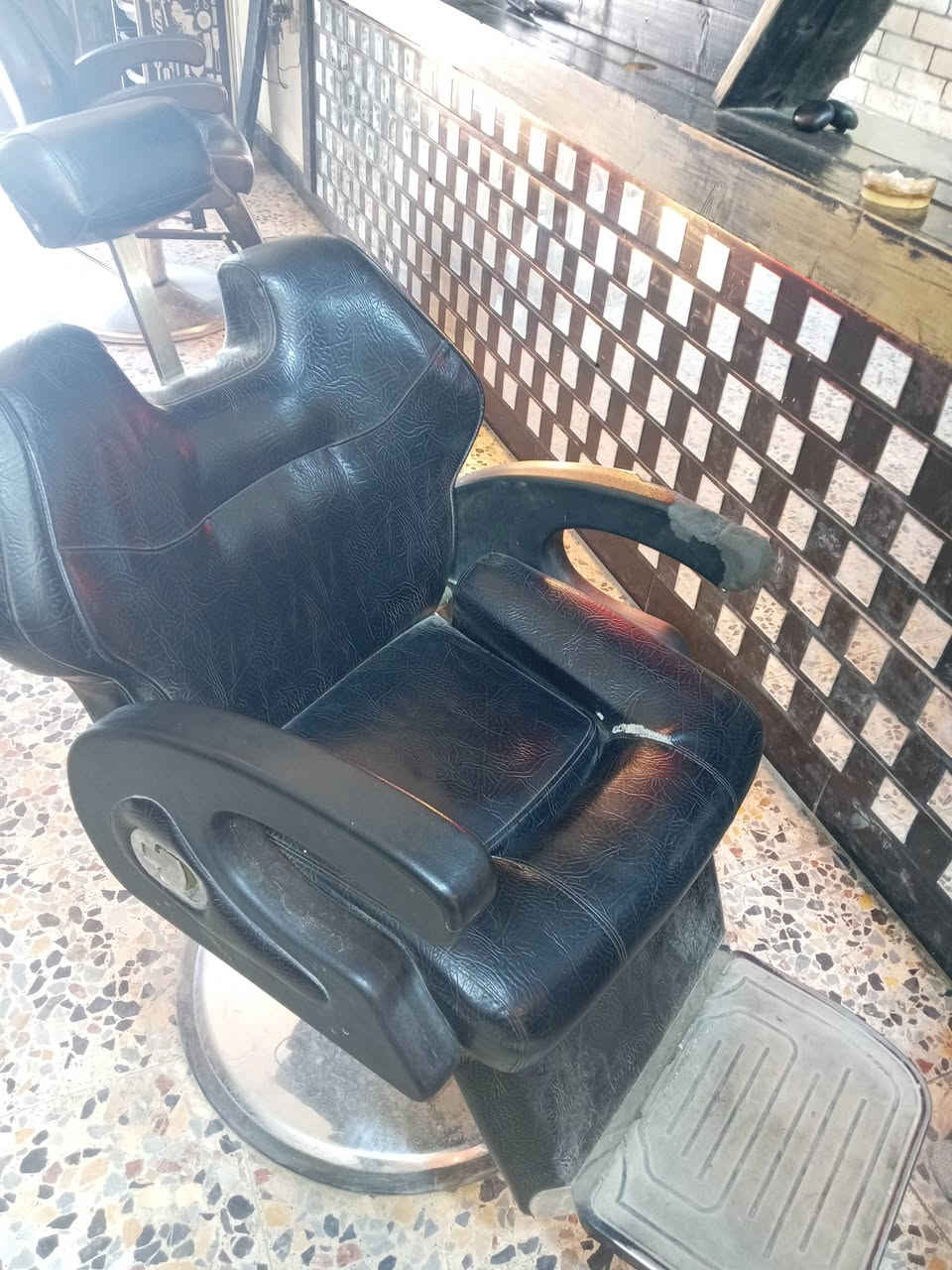 سلام عليكم
كراسي اثنين اضرار بسيطه
الكراسي شغاله جكات
الكرسي ب٢٥٠ وبي مجال
للتواصل واتساب او تخابرني ***********
