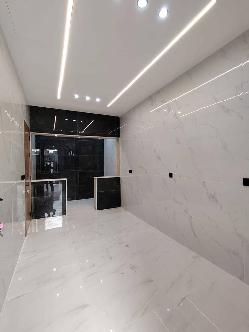 مكتب_الرواسي_للعقارات 
للبيع دار سكني سند طابو في حي الآخاء

قرب جامع الله واكبر مقابل الوطنية للتقسيط

المساحة ١٥٥م واجهة ٧م الا  اتجاه شروق تام

فرع الحدائق المربع الذهبي

ط١ غرفتين نوم وهول واستقبال ومطبخ وصحيات وكراج وحديقة مقابل الدار

ط٢ ثلاثة غرف نوم وصحيات

للإستفسار مراجعة المكتب او الاتصال على الأرقام التالية   عمار العبيدي   
***********
*********** واتساب
  ايمن   
 ‏‪0750 214 4093‬‏    ‏
‏‪0775 630 2993‬‏ واتساب 
ابو سند 
‭0 775 714 2899‬
عنوان المكتب حي النور سايدين دانية ماركت مقابل افران الرائد   #الرواسي_للعقار
