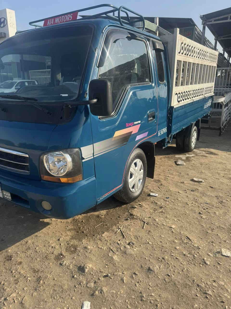 يالله 
قرده ام عيون موديل ٢٠٠٠ 
كير مكينه شاصي حداديه كفاله 
سنويه ٢٧ رقم واسط 
معروضه ٦٧ وبيه مجال 
***********
