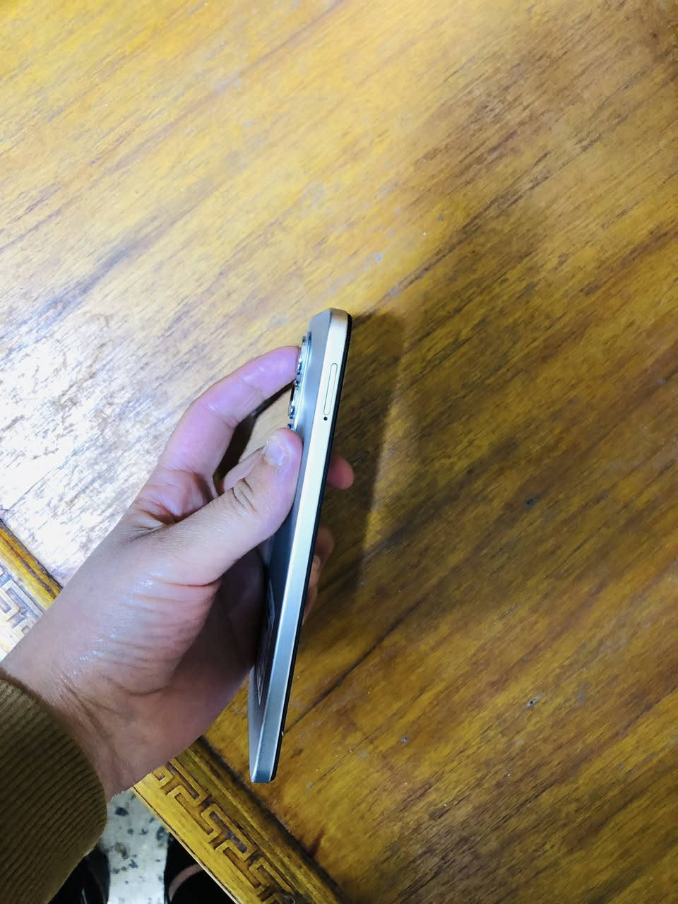 سلام عليكم جهاز للبيع قبل عشر ايام اخذته ملحقاته موجوده شاحنه و سماعه و كفر شفاف جهاز كلشي مابيه ماداخل تصليح سعر الجهاز 200وبيه مجال مكاني كوت على طريق الحي قرية الزركان مامتواجد على الفيس 
هاذا رقمي ***********
