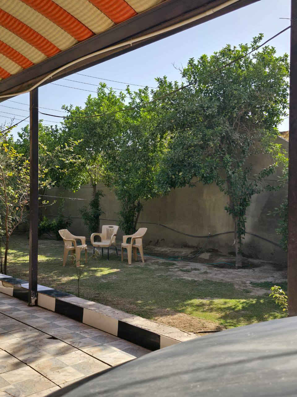 السلام عليكم بيت للبيع مساحه 900 متر البناء طابقين يحتوي علئ غرفتين بطابق الاول وغرفه بطابق الثاني  نوع العقار سند 25 زراعي العنوان الحله (الدبله) قرب شارع مركز الشرطه للاستفسار الاتصال على الرقم ***********
