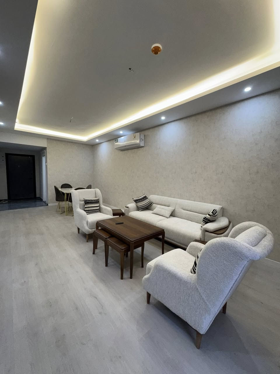 apartment for rent in queen tower (135m) 
furnished - with price: 800$ 

الشقة للإجار في كوين تاور (١٣٥متر) 
مؤثث -  سعر :٨٠٠$ 

شوقه بۆ کرێ لە کوین تاوەر 
(١٣٥مەتر)
راخراو  - نرخ : ٨٠٠$ 

بۆ زانیاری زیاتر : 
0750 425 1119
