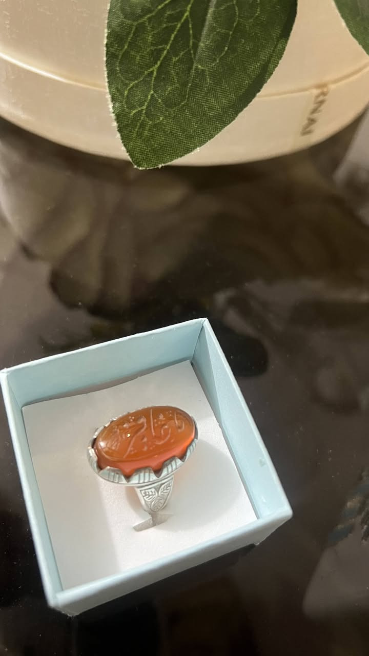 سلام وعليكم اخواني اليوم عدنة عقيق يماني درجة اولا منقوش نقش يد او صياغتة ثكيلة جدا للأستفسار اتصال علة هاذة الرقم ***********
