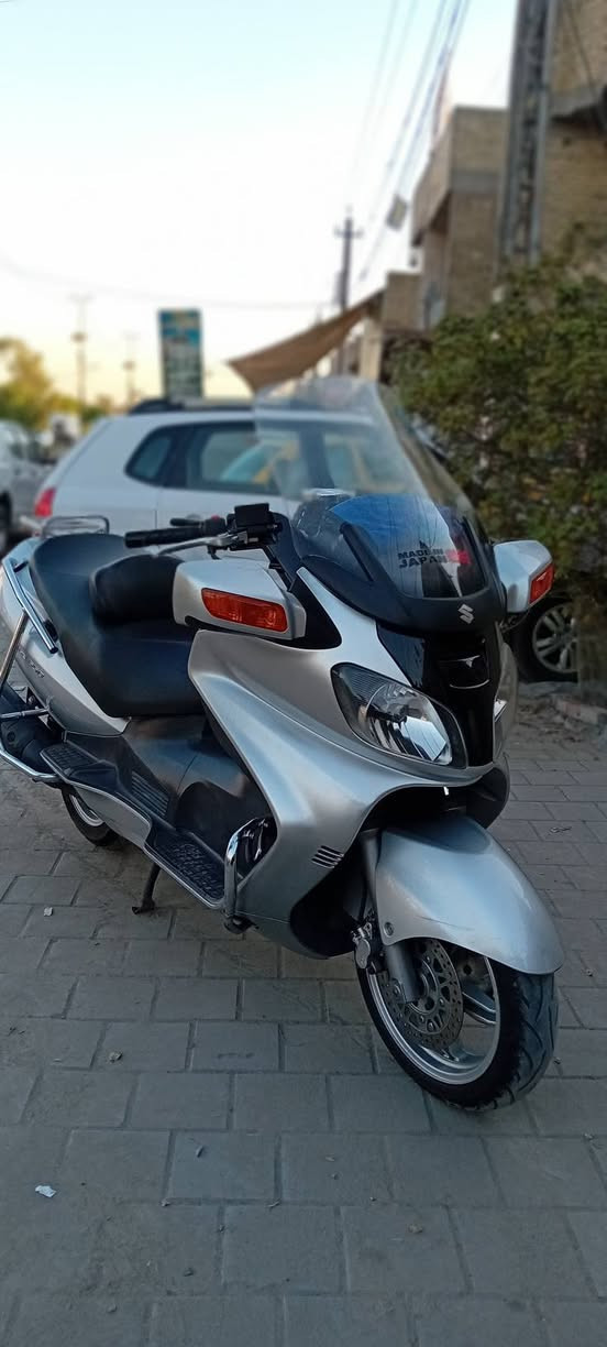 سلام عليكم دراجه سكاي ويف مكينه 650 دراجه كفاله عامه ممشاه مبين بل تصوير بوليس عميه وبيه دروعه وجنطه مالته موجؤده تايرات دلوب جديد دراجه وكاله سعر 22وبيه مجال بكان بغداد حي اور رقم ***********
