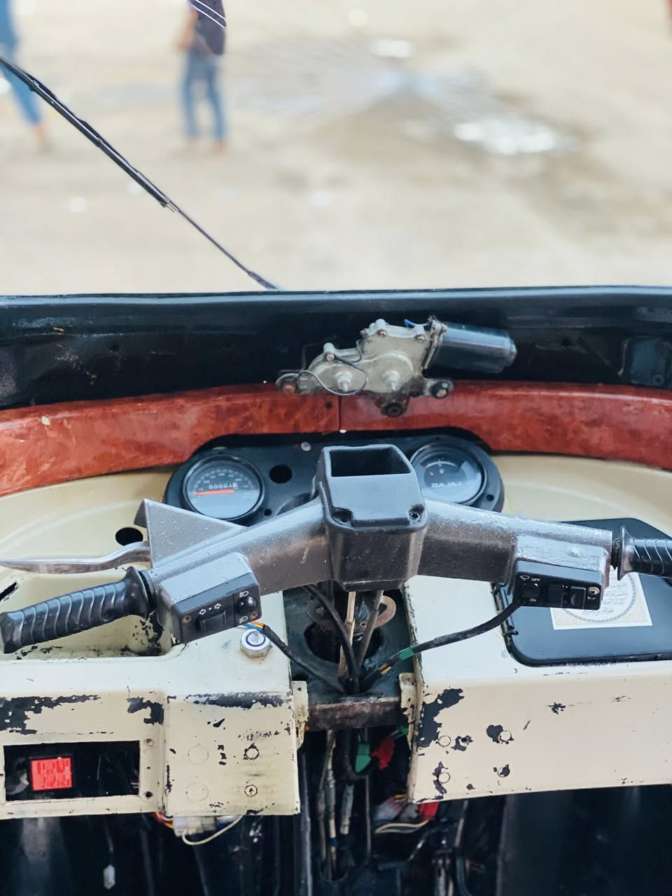 سلام عليكم
تكتك 2015 جديده رقم وسنويه جاهزه من كهربائيات دبلات وضفيره جديده عليه ادامه كامله المكينه مجفته شركه 
السعر 200/4مليون وبيه مجال  ***********
